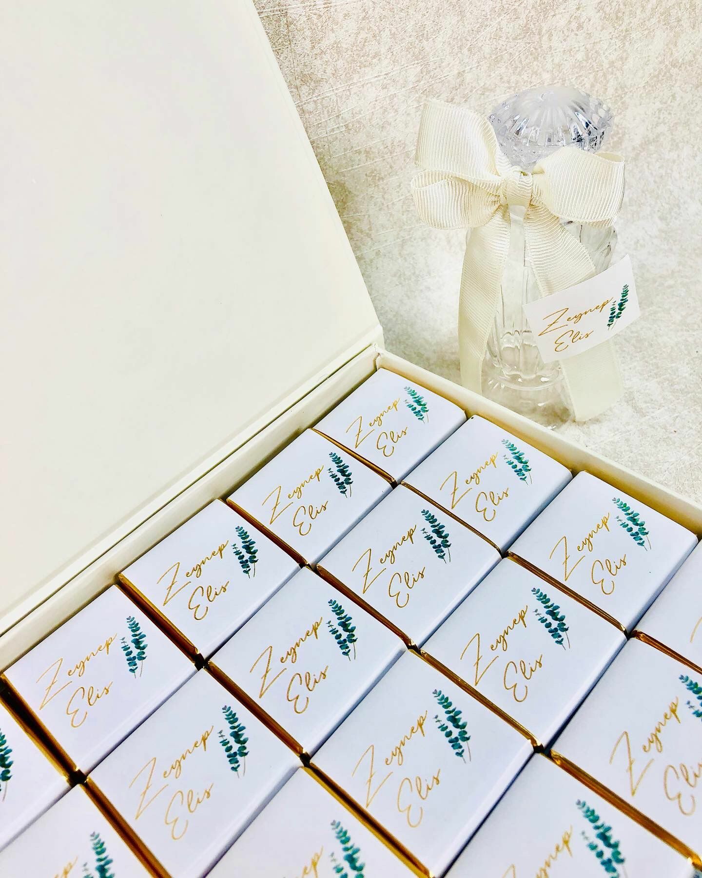 Çiçek Temalı Dikdörtgen Kutuda Kız Bebek Çikolatası