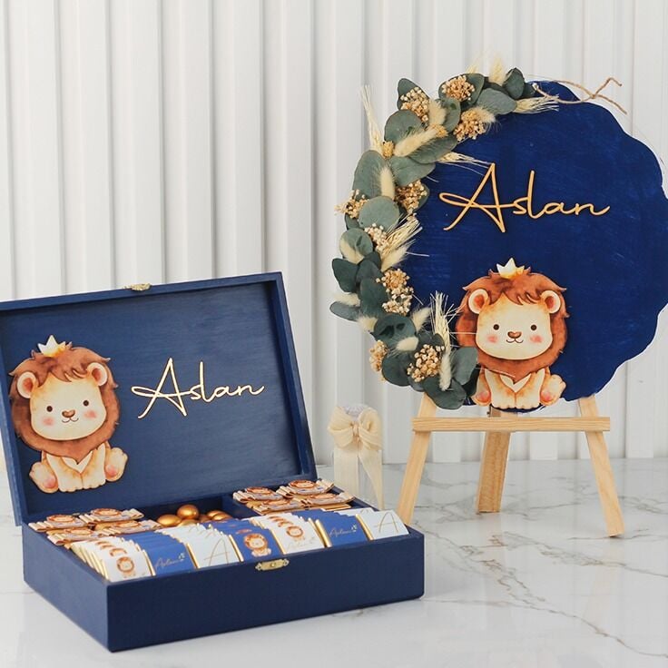Aslan Temalı Ahşap Kutuda Bebek Çikotalası ve Pleksi Kapı Süsü