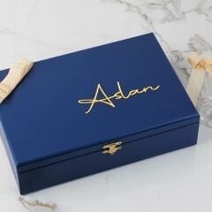 Aslan Temalı Ahşap Kutuda Bebek Çikotalası ve Pleksi Kapı Süsü