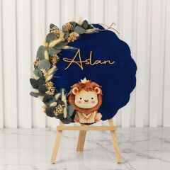 Aslan Temalı Ahşap Kutuda Bebek Çikotalası ve Pleksi Kapı Süsü
