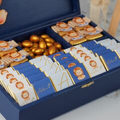 Aslan Temalı Ahşap Kutuda Bebek Çikotalası ve Pleksi Kapı Süsü