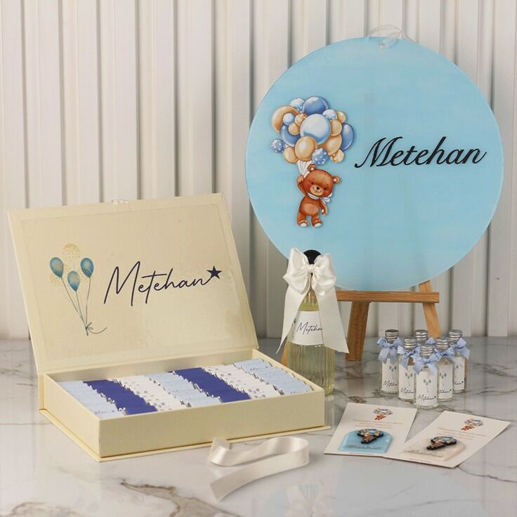 Ayıcık Temalı Dikdörtgen Kutuda Erkek Çikolatası, Mini Kolonya Şişesi, Kartlı Pleksi Magnet ve Kapı Süsü