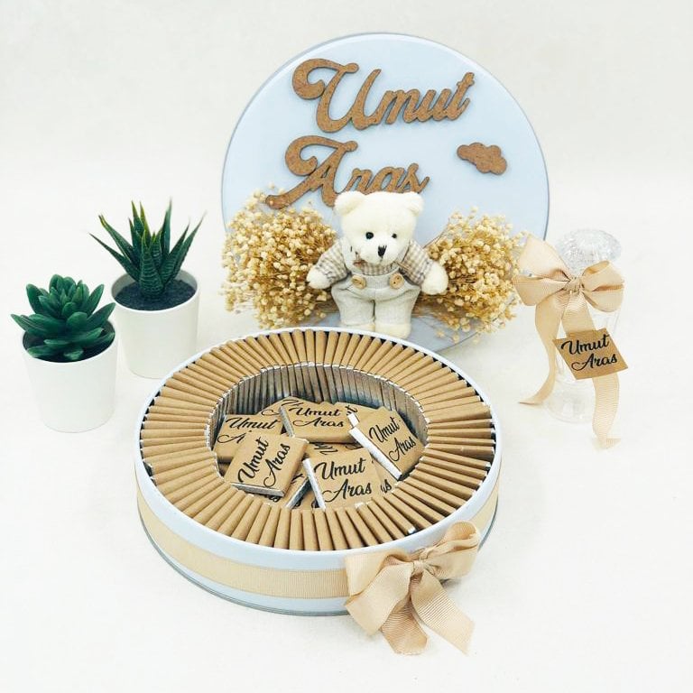 Ayıcık Temalı Baskılı Metal Kutuda Erkek Bebek Çikolatası