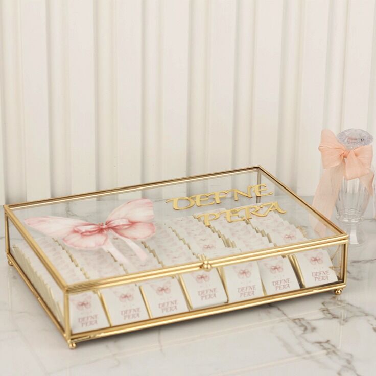 Peri Kızı Detaylı Cam Kutuda Kız Bebek Çikolatası