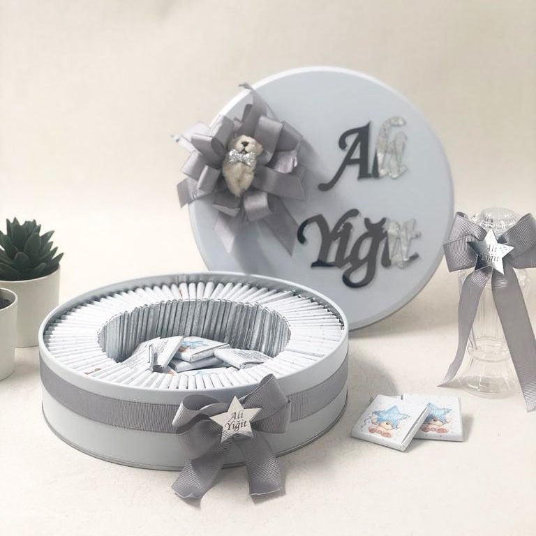 Ayıcık Temalı Baskılı Metal Kutuda Erkek Bebek Çikolatası