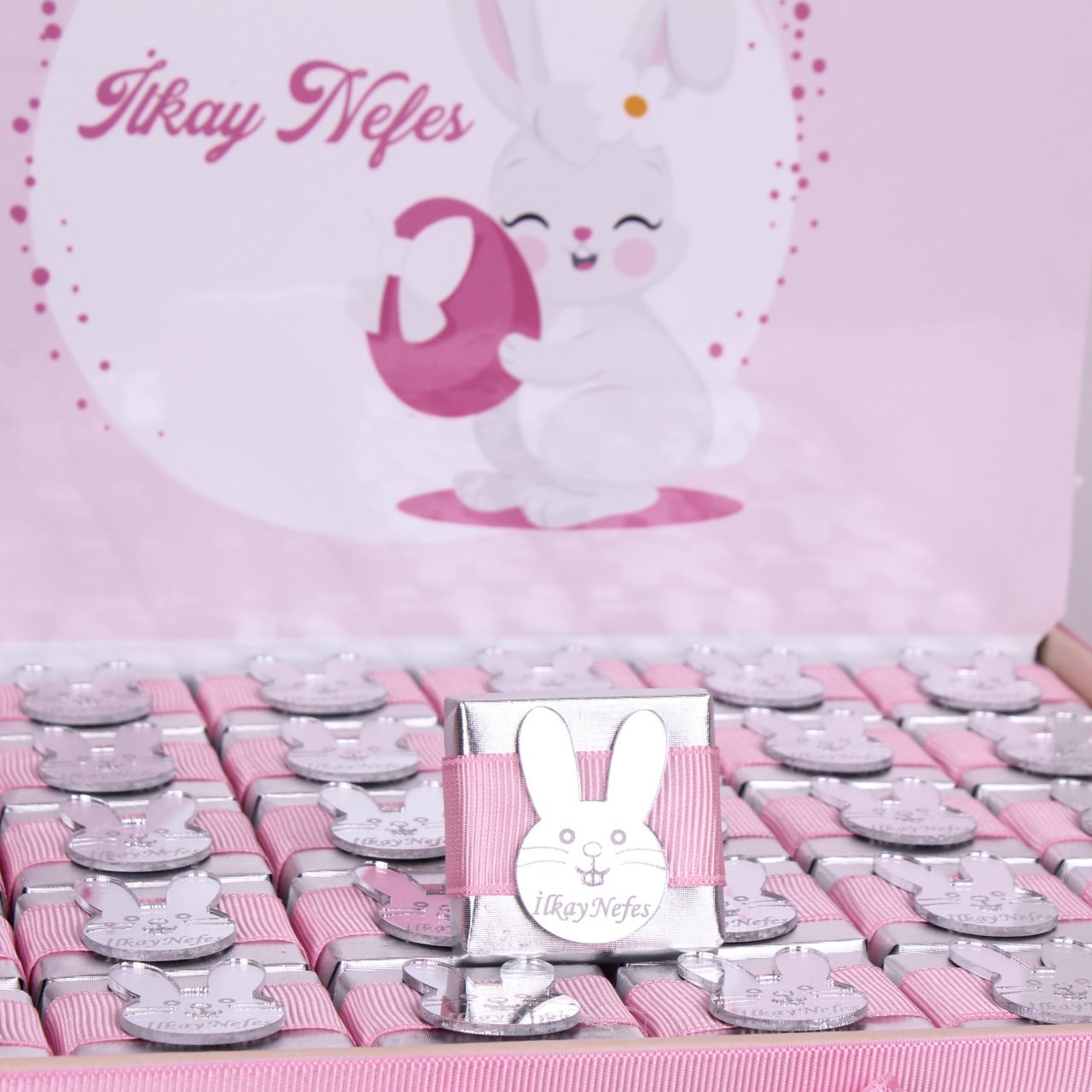 Tavşan Temalı Standlı Kutuda Kız Bebek Çikolatası