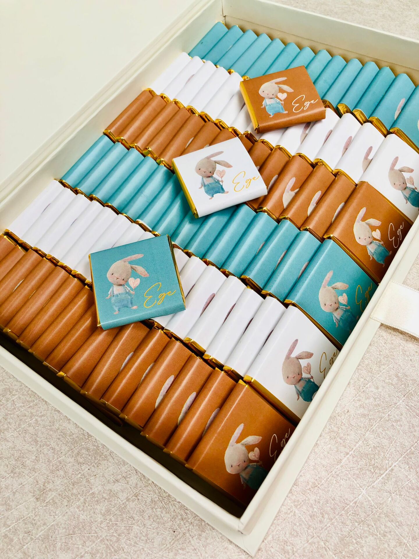 Tavşan Temalı Dikdörtgen Kutuda Erkek Bebek Çikolatası