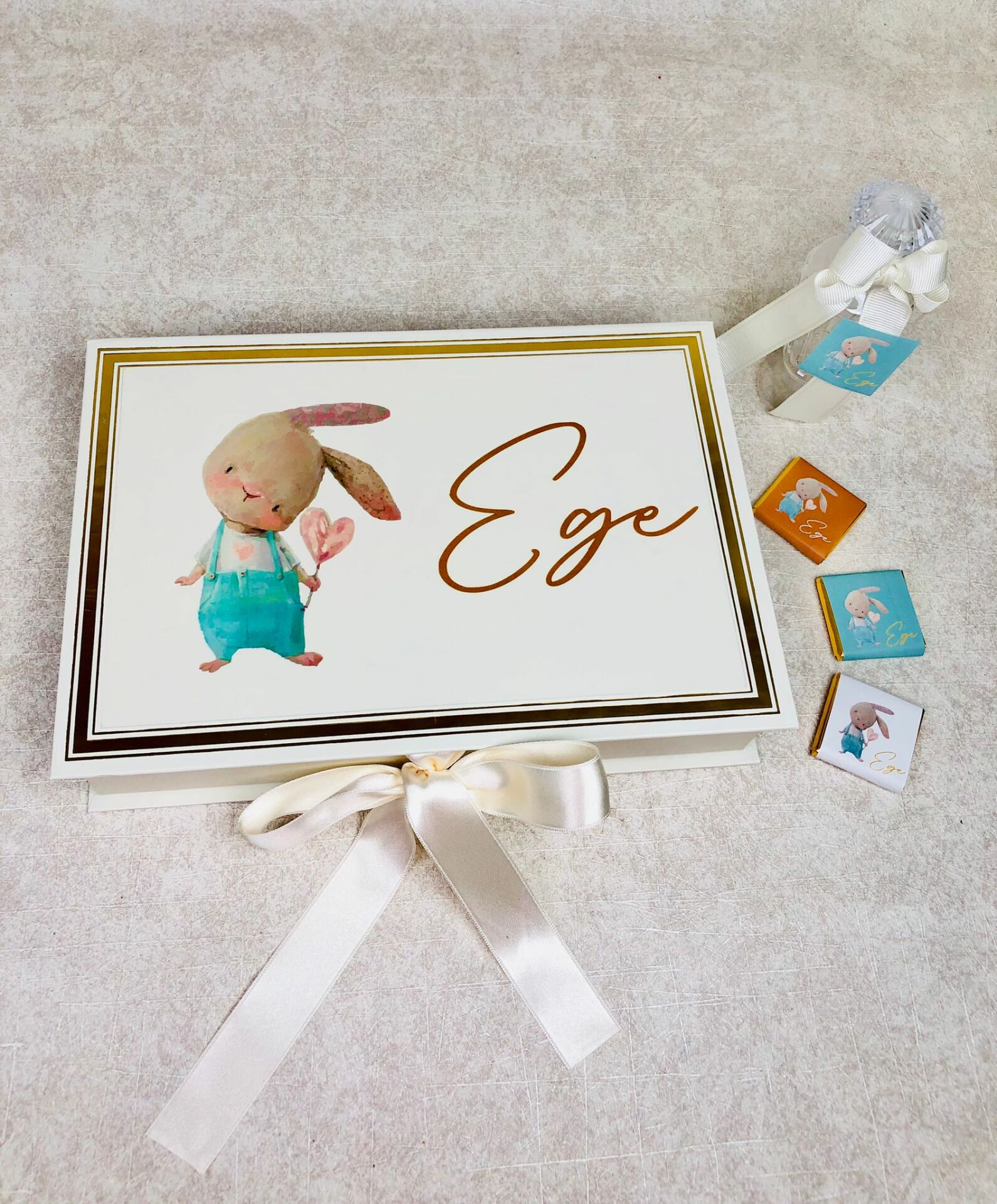 Tavşan Temalı Dikdörtgen Kutuda Erkek Bebek Çikolatası