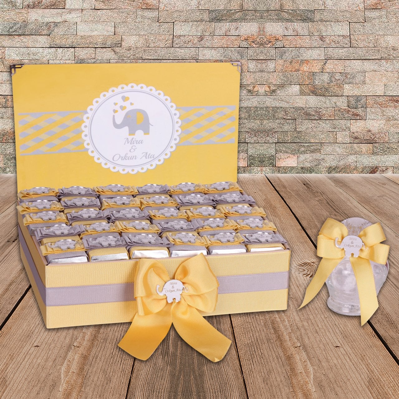 Fil  Temalı Standlı Kutuda Erkek Bebek Çikolatası