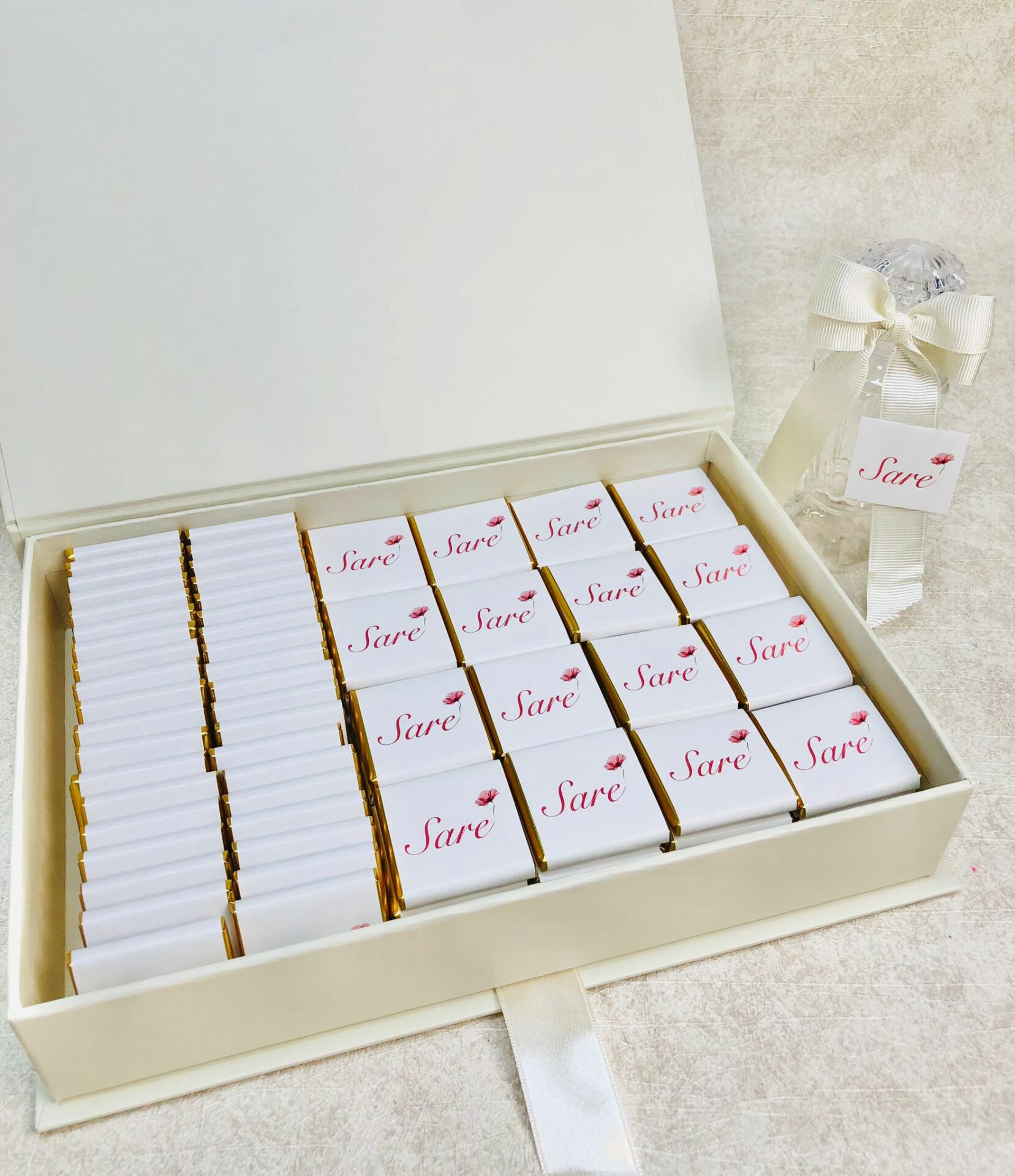 Çiçek Temalı Dikdörtgen Kutuda Kız Bebek Çikolatası