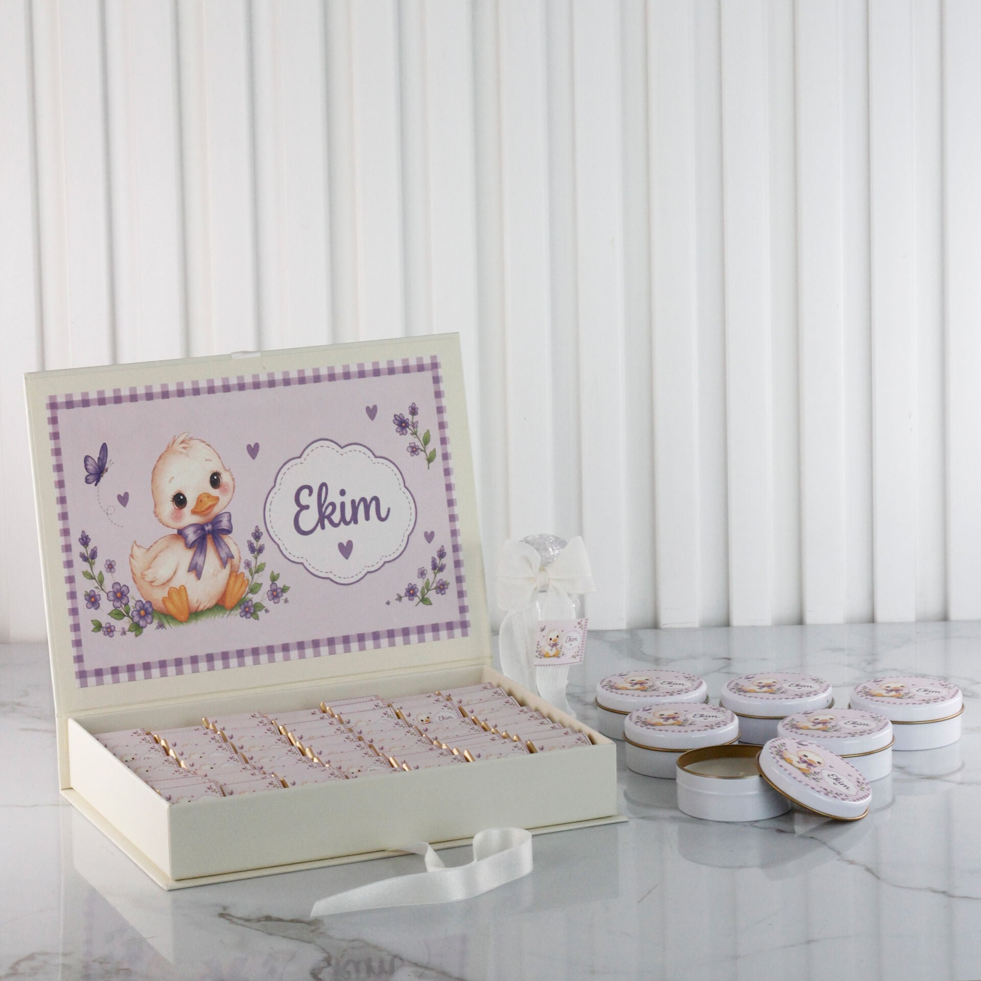 Ördek Temalı Dikdörtgen Kutuda Çikolata ve Metal Mum Seti