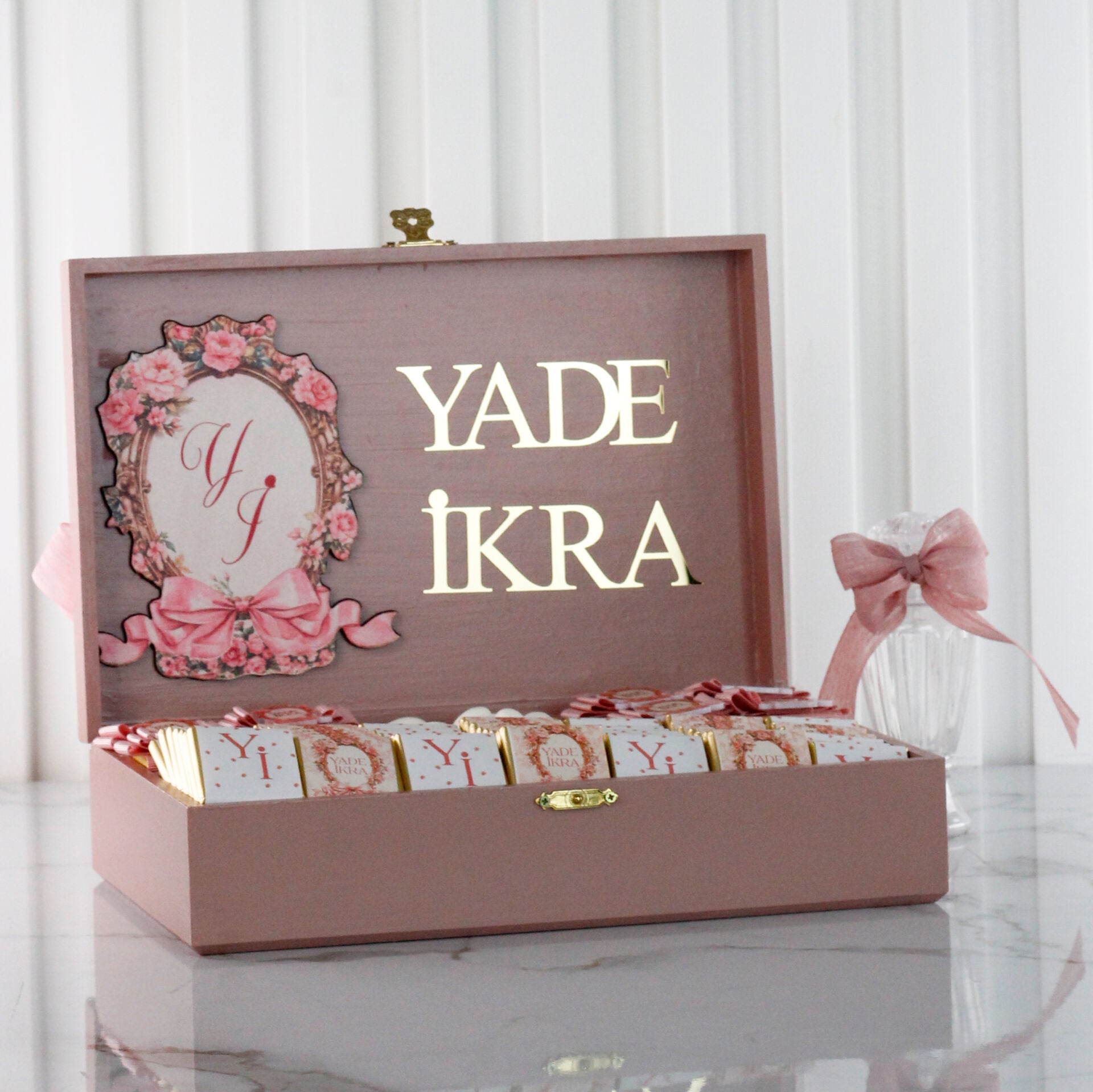 Çerçeve Temalı Ahşap Kutuda Kız Bebek Çikolatası