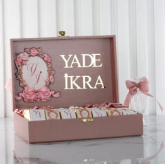 Çerçeve Temalı Ahşap Kutuda Kız Bebek Çikolatası