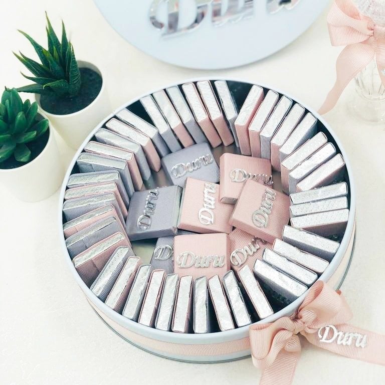 Pudra Temalı Metal Kutuda Kız Bebek Çikolatası