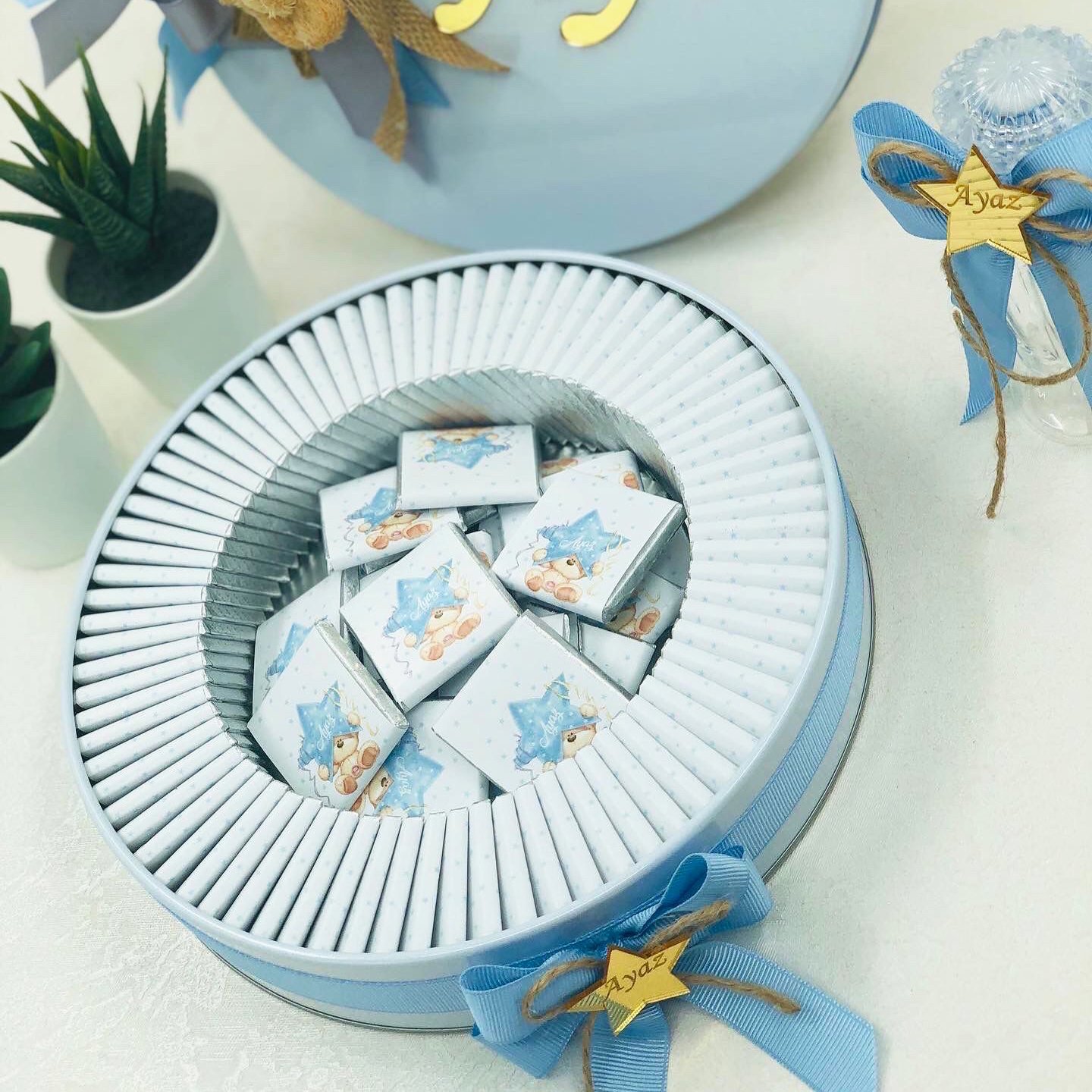 Ayıcık Temalı Baskılı Metal Kutuda Erkek Bebek Çikolatası