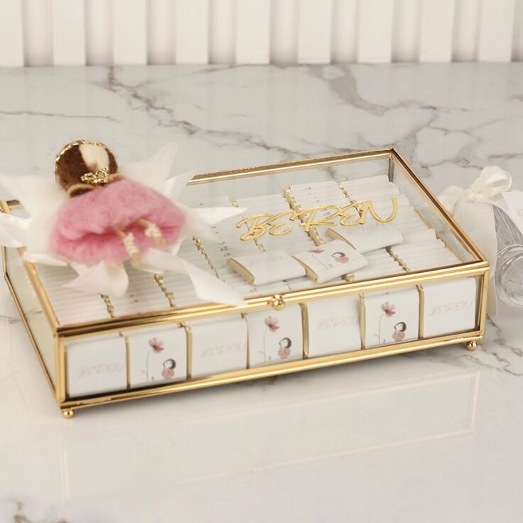 Peri Kızı Detaylı Cam Kutuda Kız Bebek Çikolatası