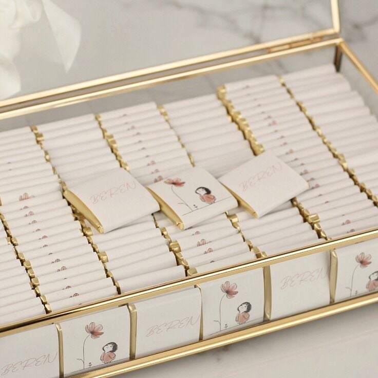 Peri Kızı Detaylı Cam Kutuda Kız Bebek Çikolatası