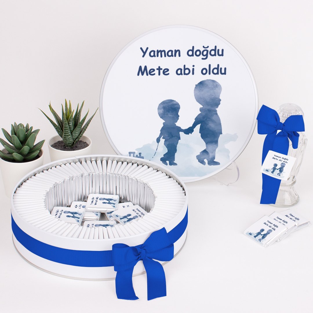 Kardeş Temalı Baskılı Metal Kutuda Erkek Bebek Çikolatası