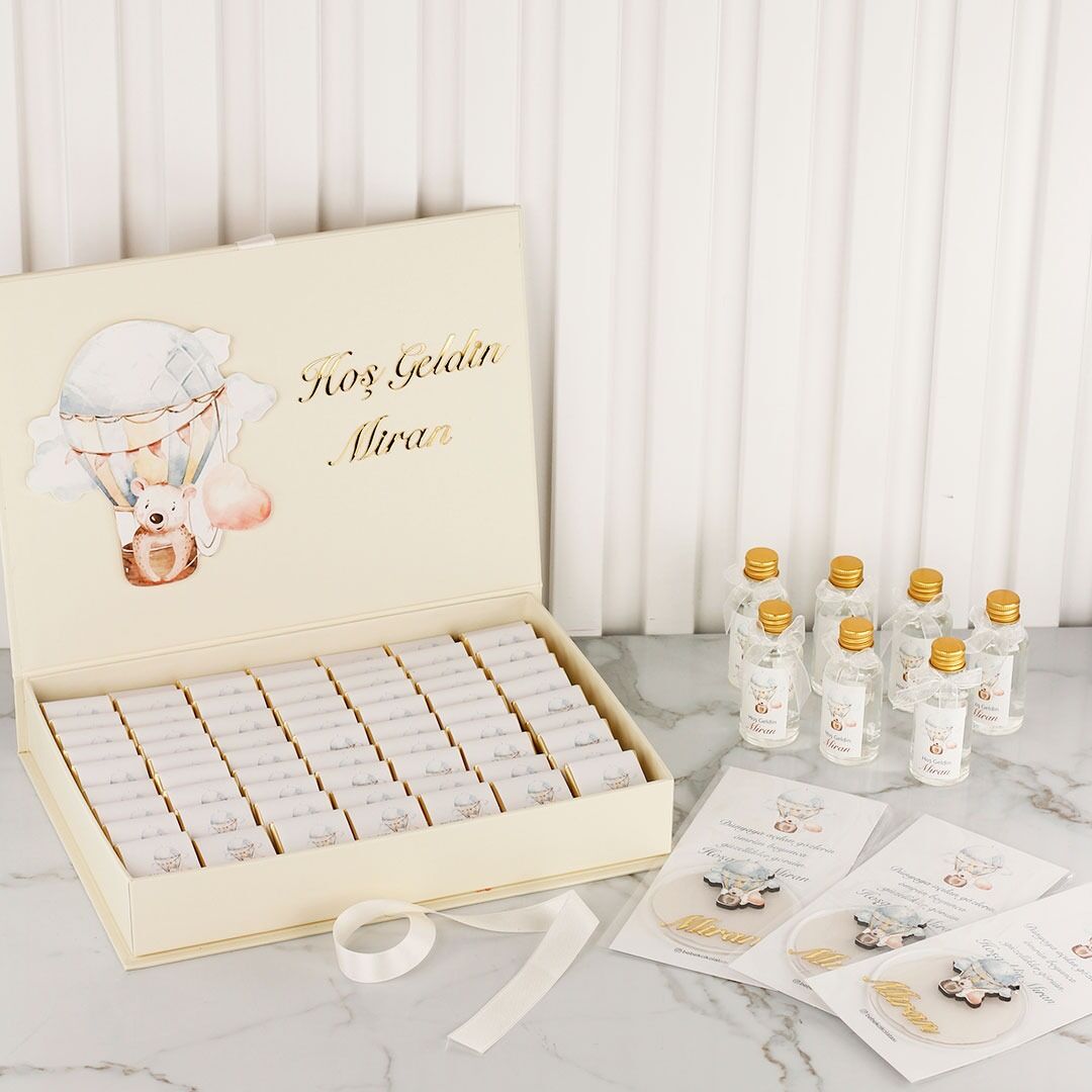 Ayıcık Temalı Kutuda Çikolata, Mini Kolonya Şişesi ve Kartlı Pleksi Magnet