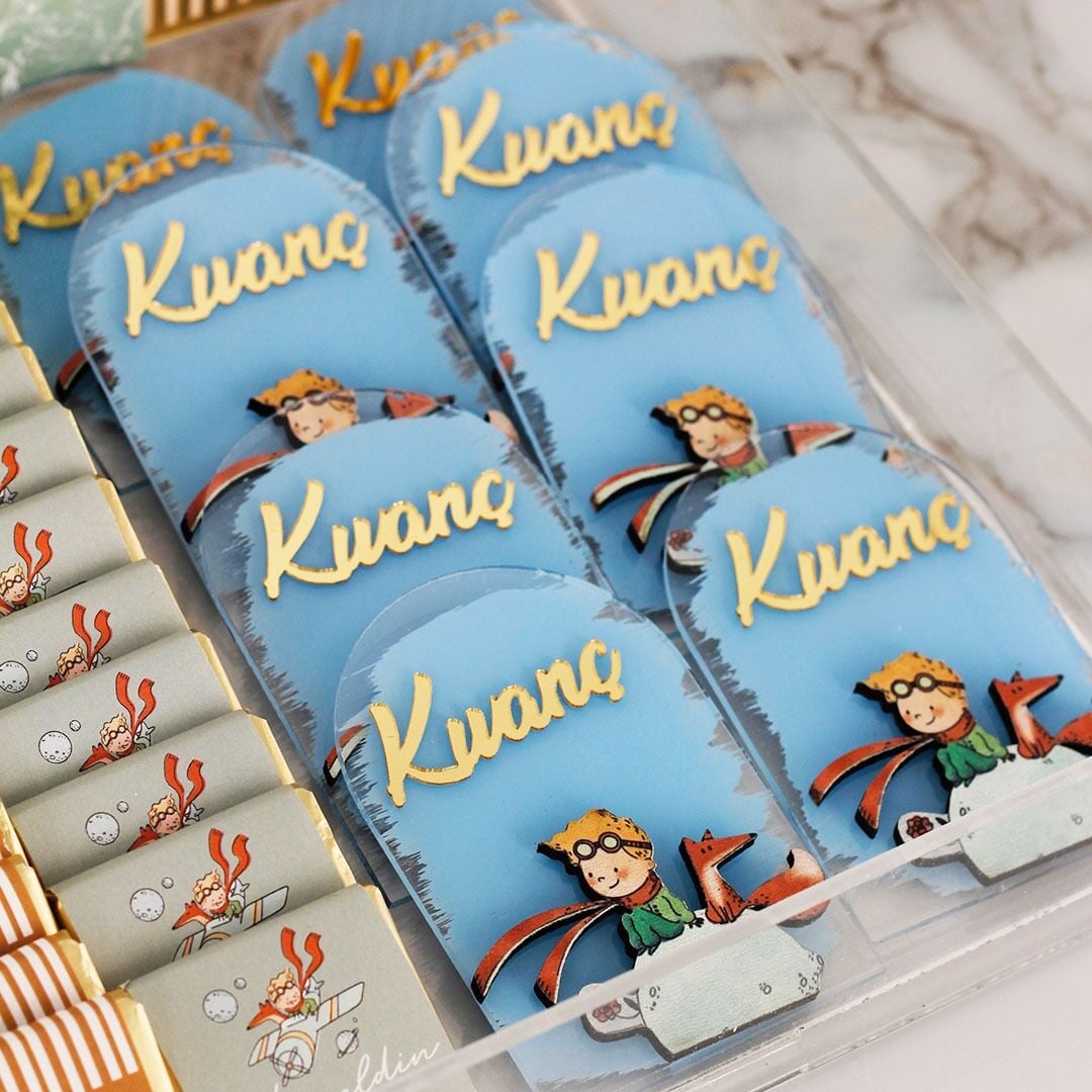 Küçük Prens Temalı Pleksi Kutuda Çikolata, Pleksi Magnet, Mini Kolonya Şişesi ve Takı Yastığı