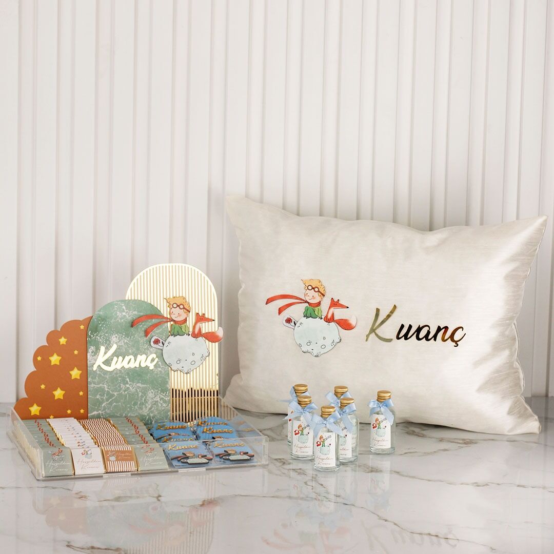 Küçük Prens Temalı Pleksi Kutuda Çikolata, Pleksi Magnet, Mini Kolonya Şişesi ve Takı Yastığı