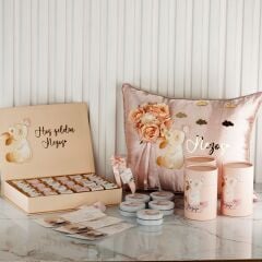 Tavşan Temalı Kutuda Çikolata, Metal Mum, Kartlı Pleksi Magnet, Silindir Kutuda Ayıcıklı Anahtarlık ve Takı Yastığı Seti