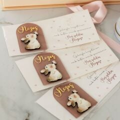 Tavşan Temalı Kutuda Çikolata, Metal Mum, Kartlı Pleksi Magnet, Silindir Kutuda Ayıcıklı Anahtarlık ve Takı Yastığı Seti