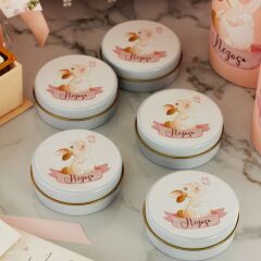 Tavşan Temalı Kutuda Çikolata, Metal Mum, Kartlı Pleksi Magnet, Silindir Kutuda Ayıcıklı Anahtarlık ve Takı Yastığı Seti