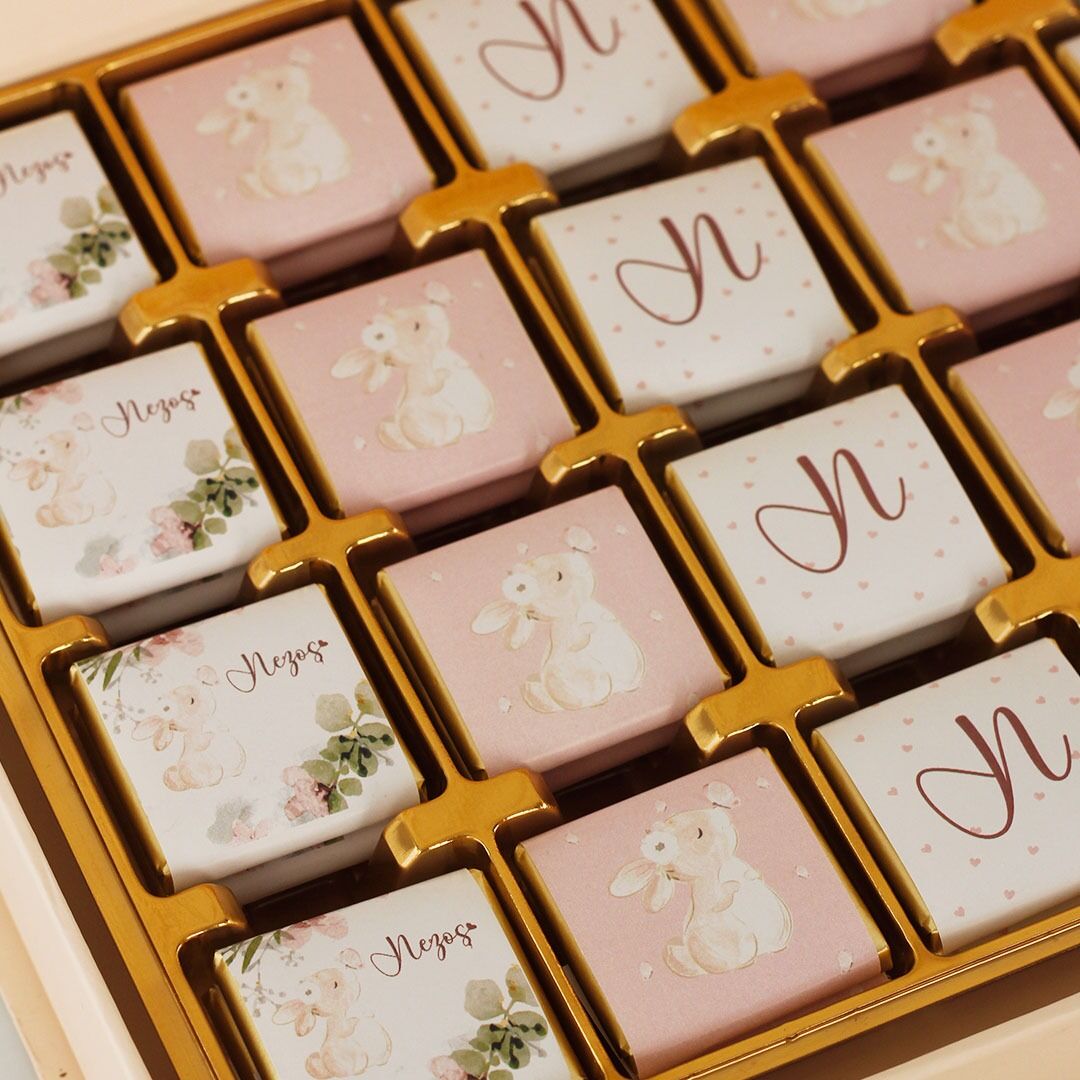 Tavşan Temalı Kutuda Çikolata, Metal Mum, Kartlı Pleksi Magnet, Silindir Kutuda Ayıcıklı Anahtarlık ve Takı Yastığı Seti