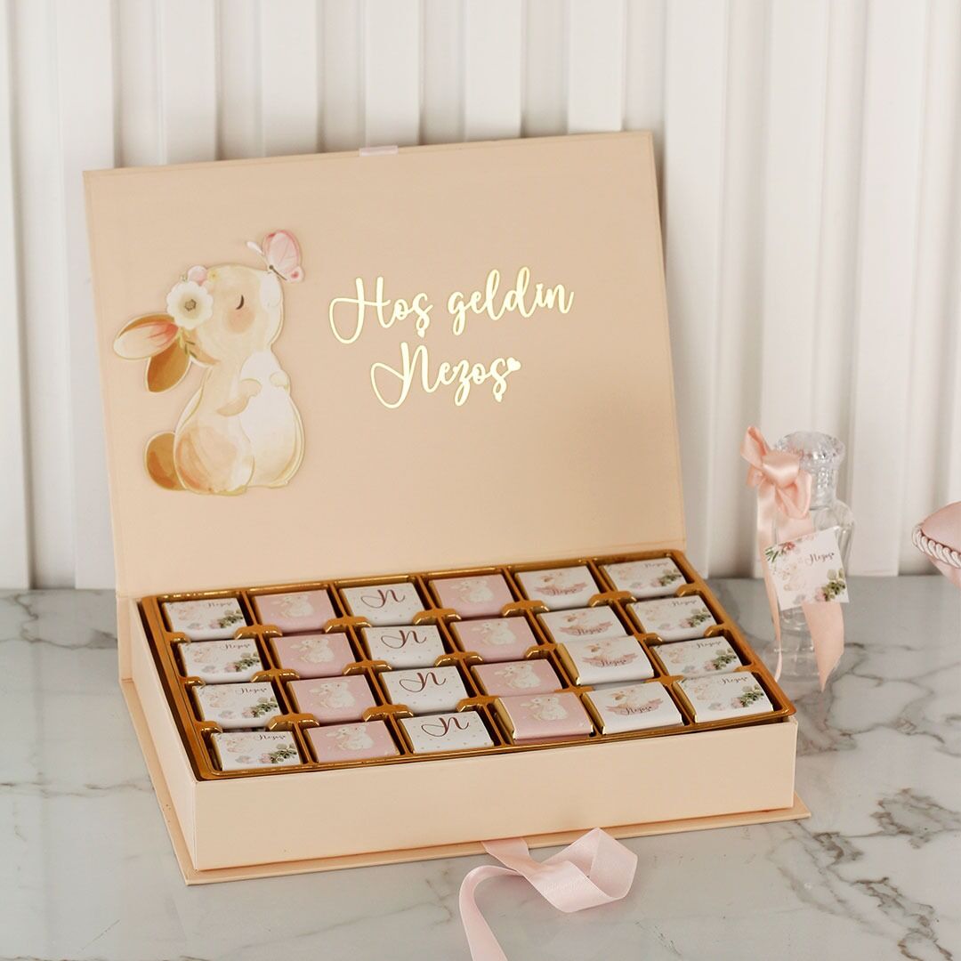 Tavşan Temalı Dikdörtgen Kutuda Kız Bebek Çikolatası