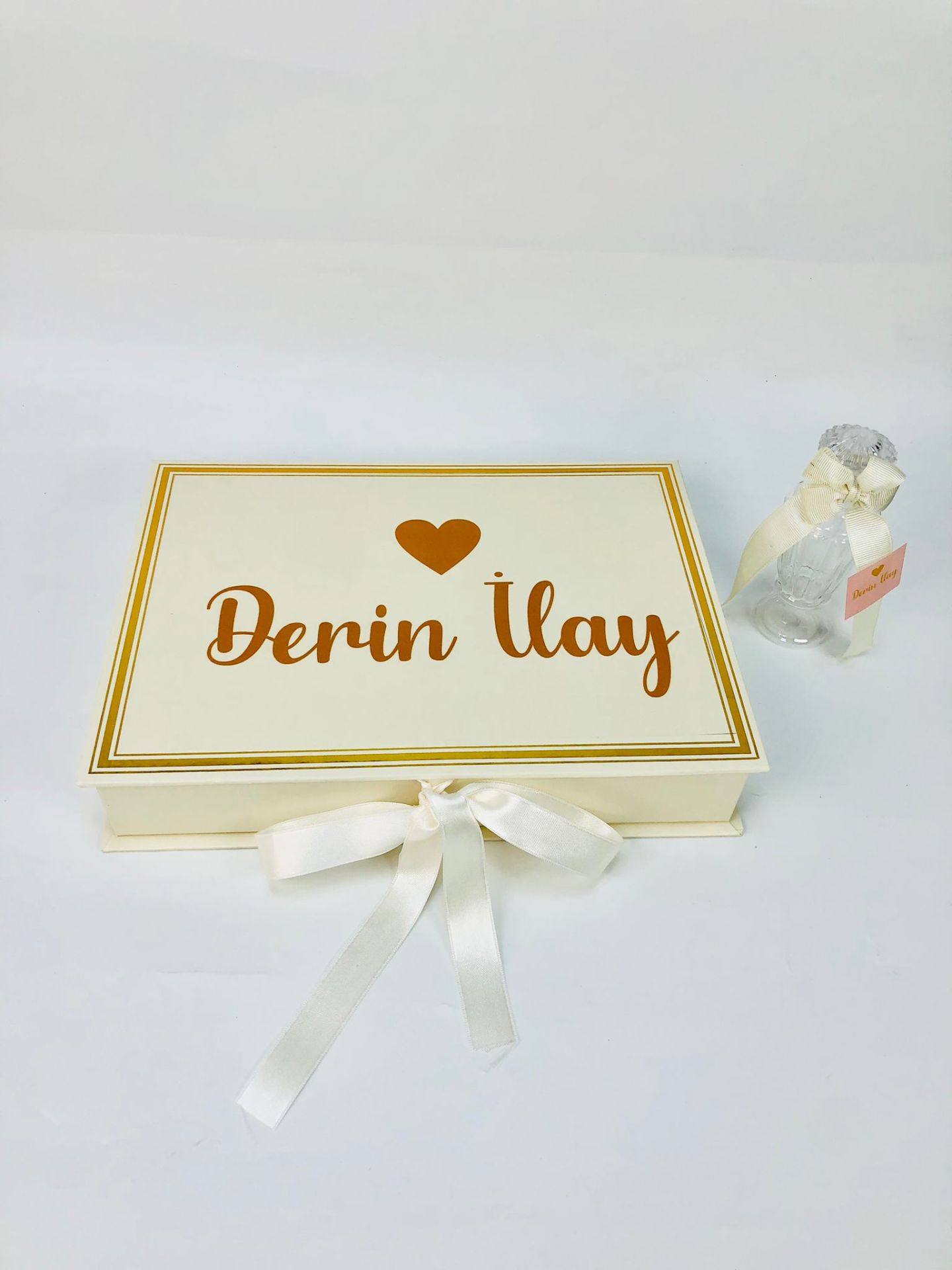 Kalp Temalı Dikdörtgen Kutuda Kız Bebek Çikolatası