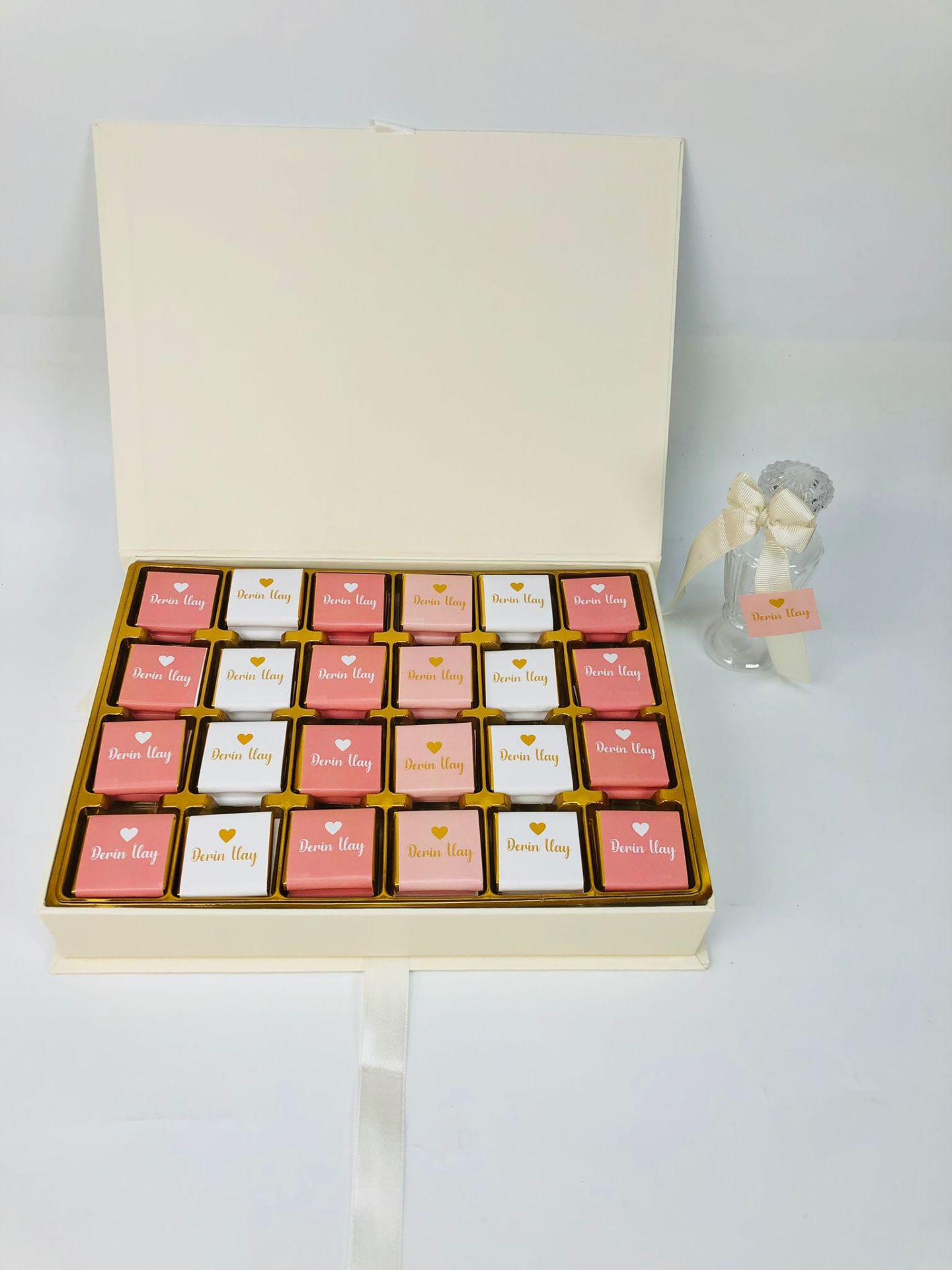 Kalp Temalı Dikdörtgen Kutuda Kız Bebek Çikolatası