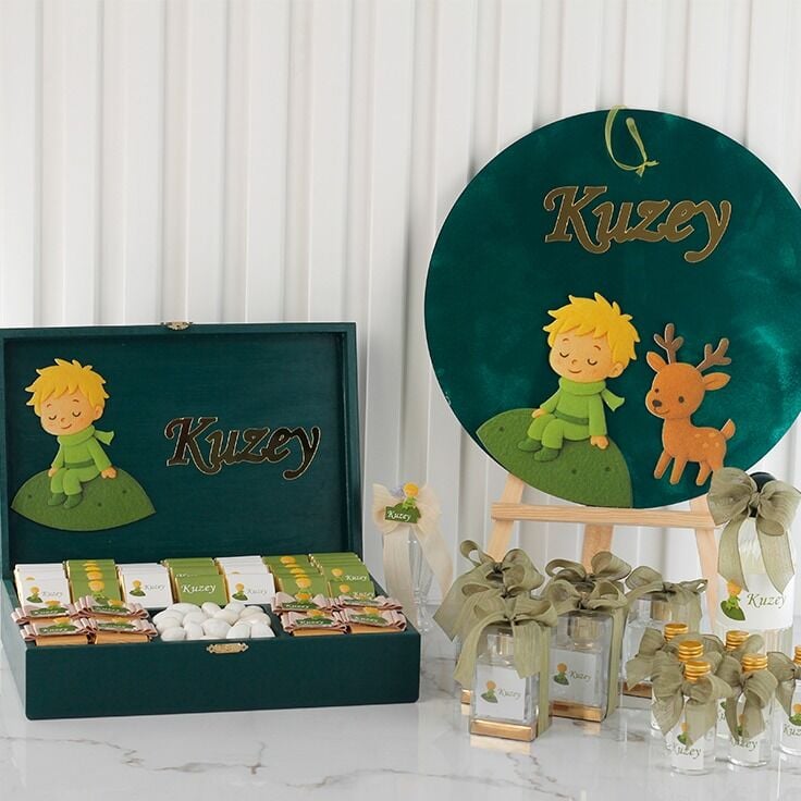 Küçük Prens Temalı Ahşap Kutuda Çikolata, Mini Kolonya Şişesi, Oda Kokusu ve Kapı Süsü