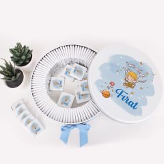 Küçük Prens Temalı Baskılı Metal Kutuda Erkek Bebek Çikolatası