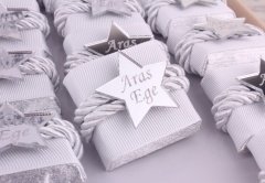 Taç  Temalı Standlı Kutuda Erkek Bebek Çikolatası