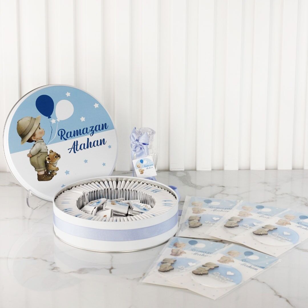 Çocuk Temalı Metal Kutuda Erkek Bebek Çikolatası ve Kartlı Pleksi Magnet