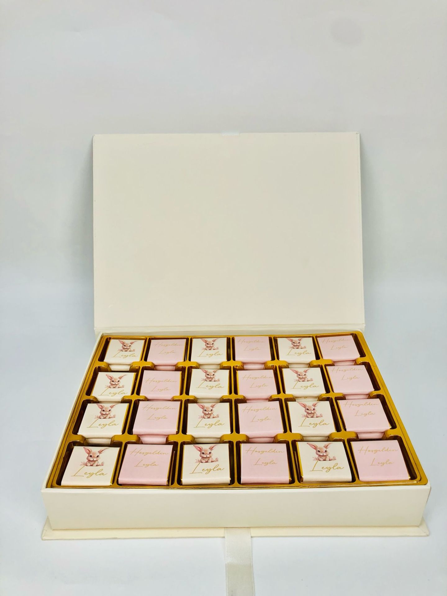 Tavşan Temalı Dikdörtgen Kutuda Kız Bebek Çikolatası