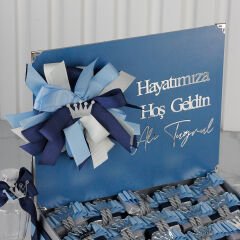 Taç Temalı Standlı Kutuda Çikolata ve Magnet