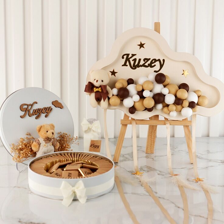 Ayıcık Temalı Metal Kutuda Erkek Bebek Çikolatası ve Kapı Süsü