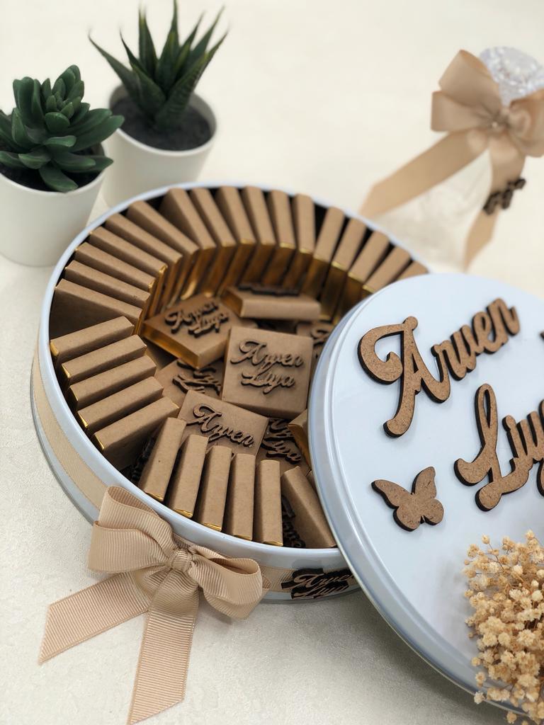 Ayıcık Temalı Metal Kutuda Kız Bebek Çikolatası