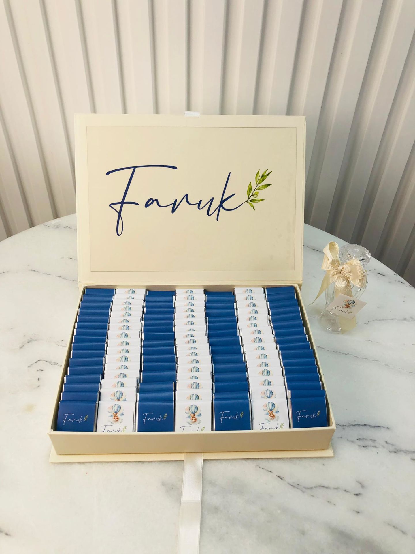 Çiçek Temalı Dikdörtgen Kutuda Erkek Bebek Çikolatası