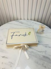 Çiçek Temalı Dikdörtgen Kutuda Erkek Bebek Çikolatası