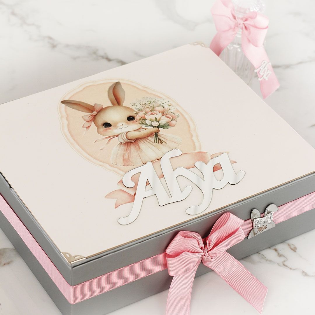 Tavşan Temalı Standlı Kutuda Kız Bebek Çikolatası