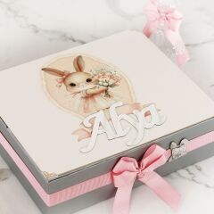 Tavşan Temalı Standlı Kutuda Kız Bebek Çikolatası