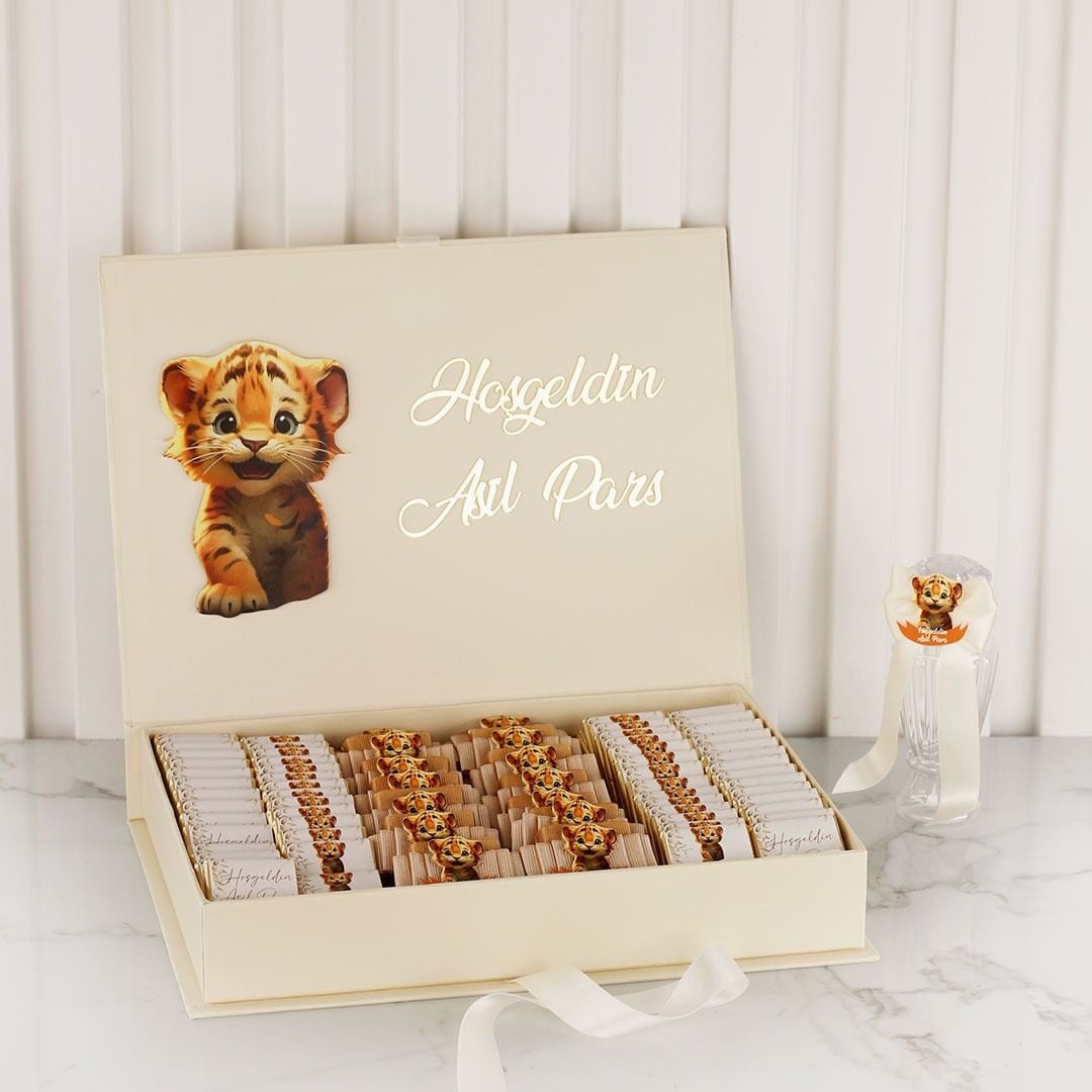 Kaplan Temalı Dikdörtgen Kutuda Erkek Bebek Çikolatası