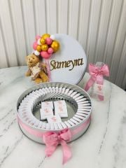 Ayıcık Temalı Baskılı Metal Kutuda Kız Bebek Çikolatası