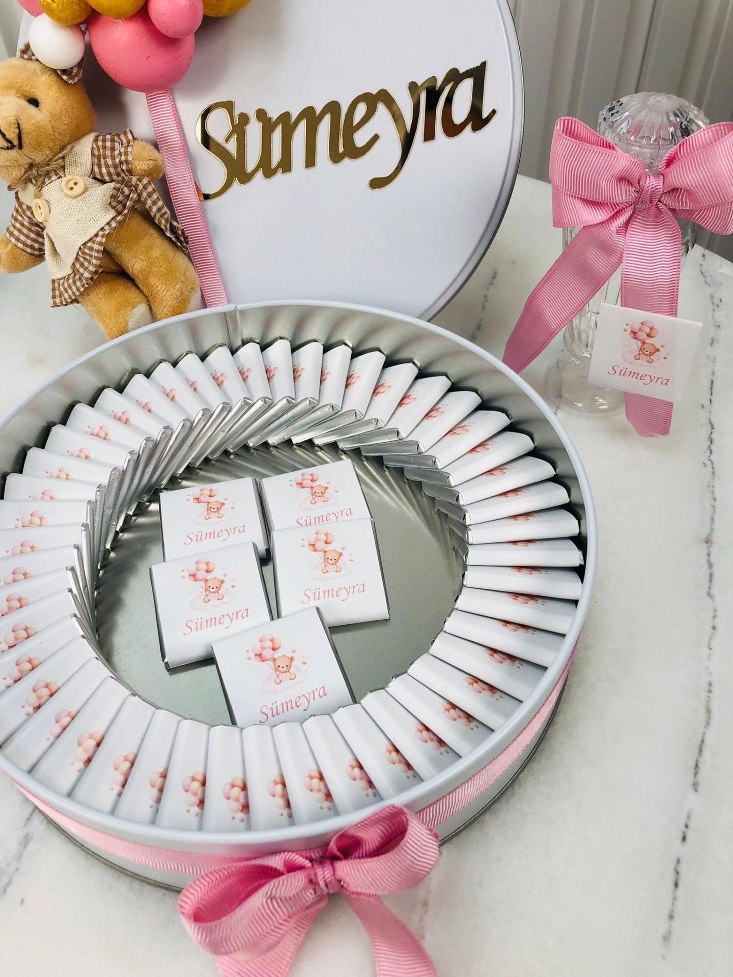 Ayıcık Temalı Baskılı Metal Kutuda Kız Bebek Çikolatası