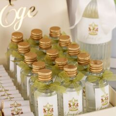 Atlı Karınca Temalı Kutuda Çikolata, Kartlı Pleksi Magnet, Mini Kolonya Şişesi ve Çerçeveli Kapı Süsü