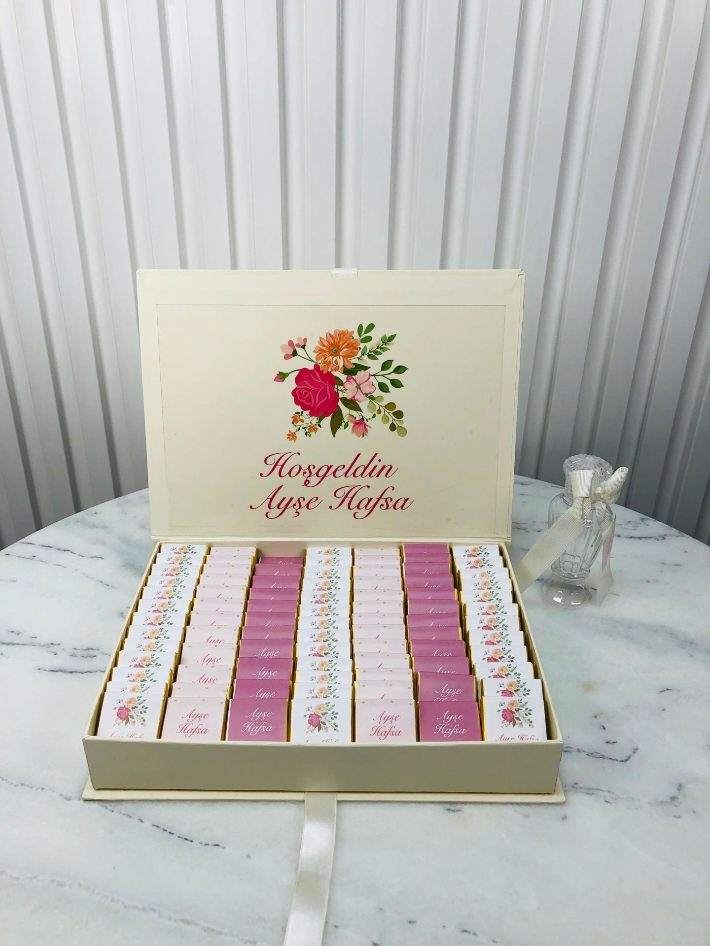 Çiçek Temalı Dikdörtgen Kutuda Kız Bebek Çikolatası