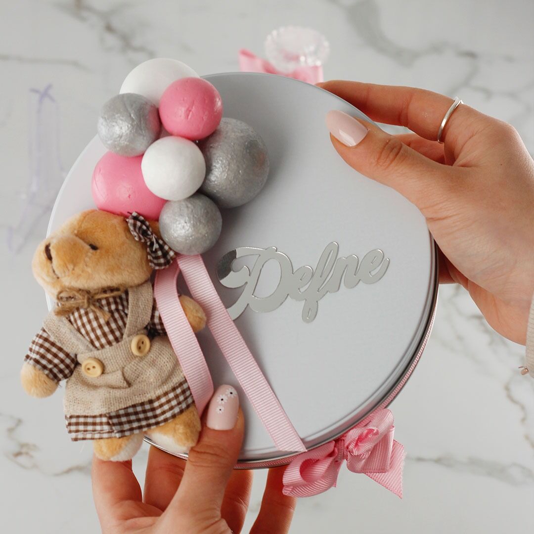 Ayıcık Temalı Baskılı Metal Kutuda Kız Bebek Çikolatası